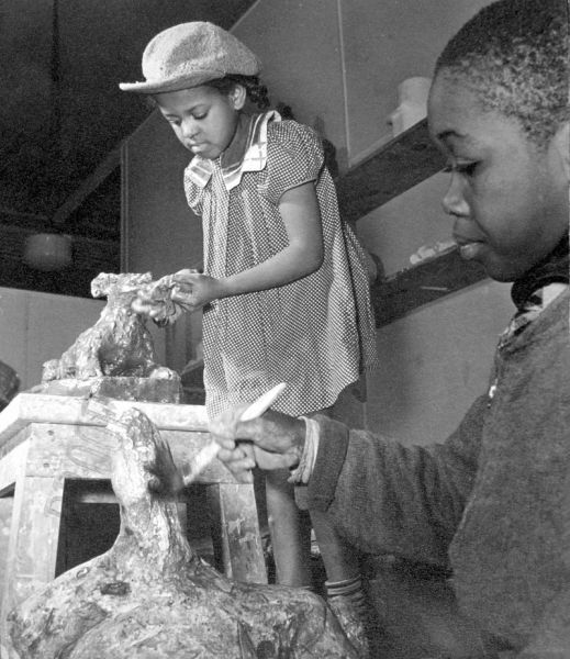 Two_children_at_the_Harlem_Community_Art_Center_in_1939